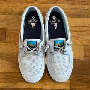 10 women’s white SPERRY top-sider.